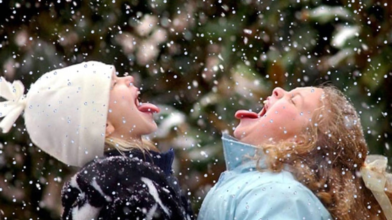 Мама будет снег. Радость зимой. Дети радуются снегу. Первые снежинки. Радоваться снегу.