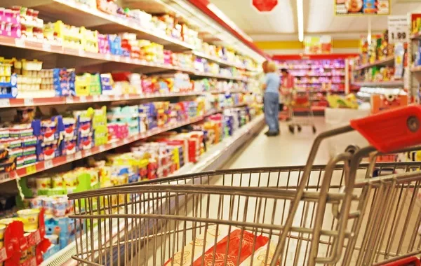 Супермаркети знизили ціни на базові продукти