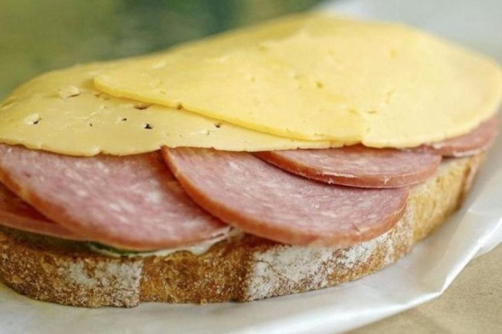 Бутерброд з ковбасою і сиром
