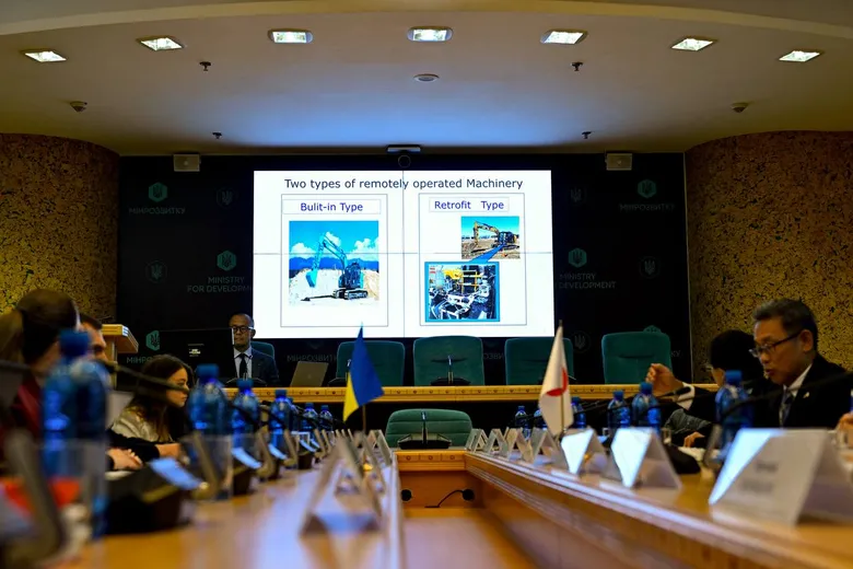 японську технологію дистанційного керування екскаватором