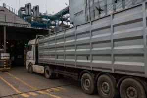 Черги на кордоні: чому вантажівки стоять у заторах