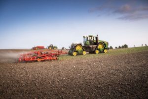 Дефіцит кадрів змушує аграріїв купувати дорогу техніку