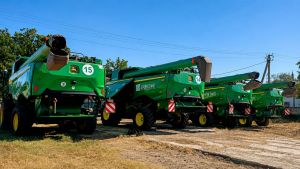 Агроінвест модернізує парк комбайнами John Deere