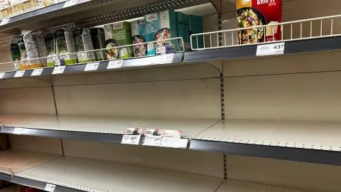 Споживчий ажіотаж: українці масово скуповують бакалію